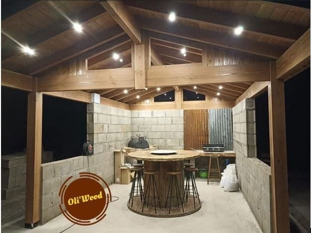 Pool house avec charpente apparente éclairée