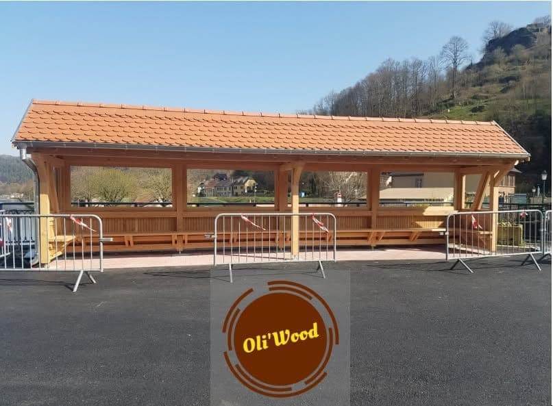 Abri public couvert avec bancs
