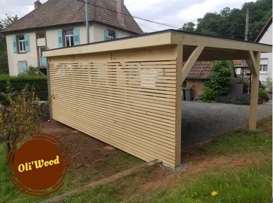 Carport fermé avec bardage à claire-voie