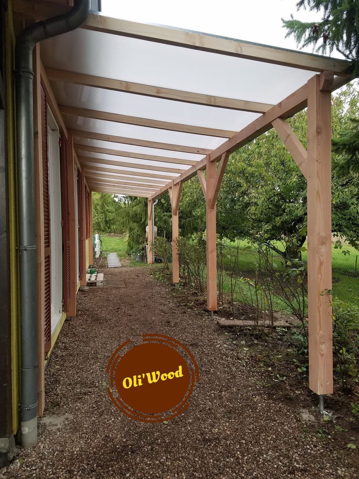 Pergola le long de la façade