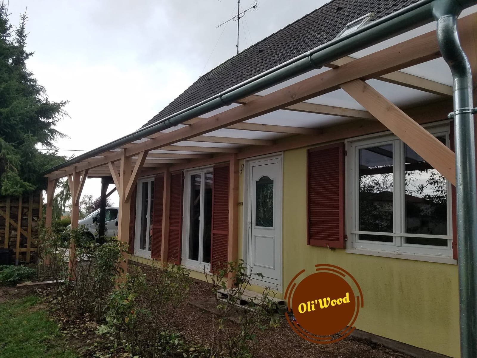 Auvent de façade en bois