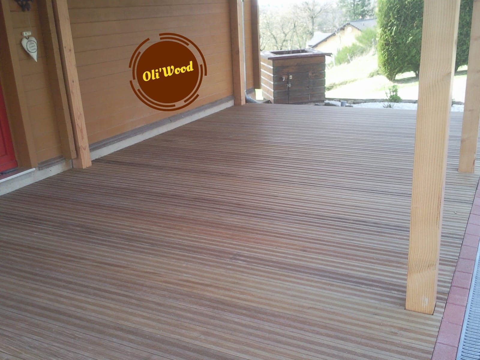 Terrasse en bois exotique sous auvent