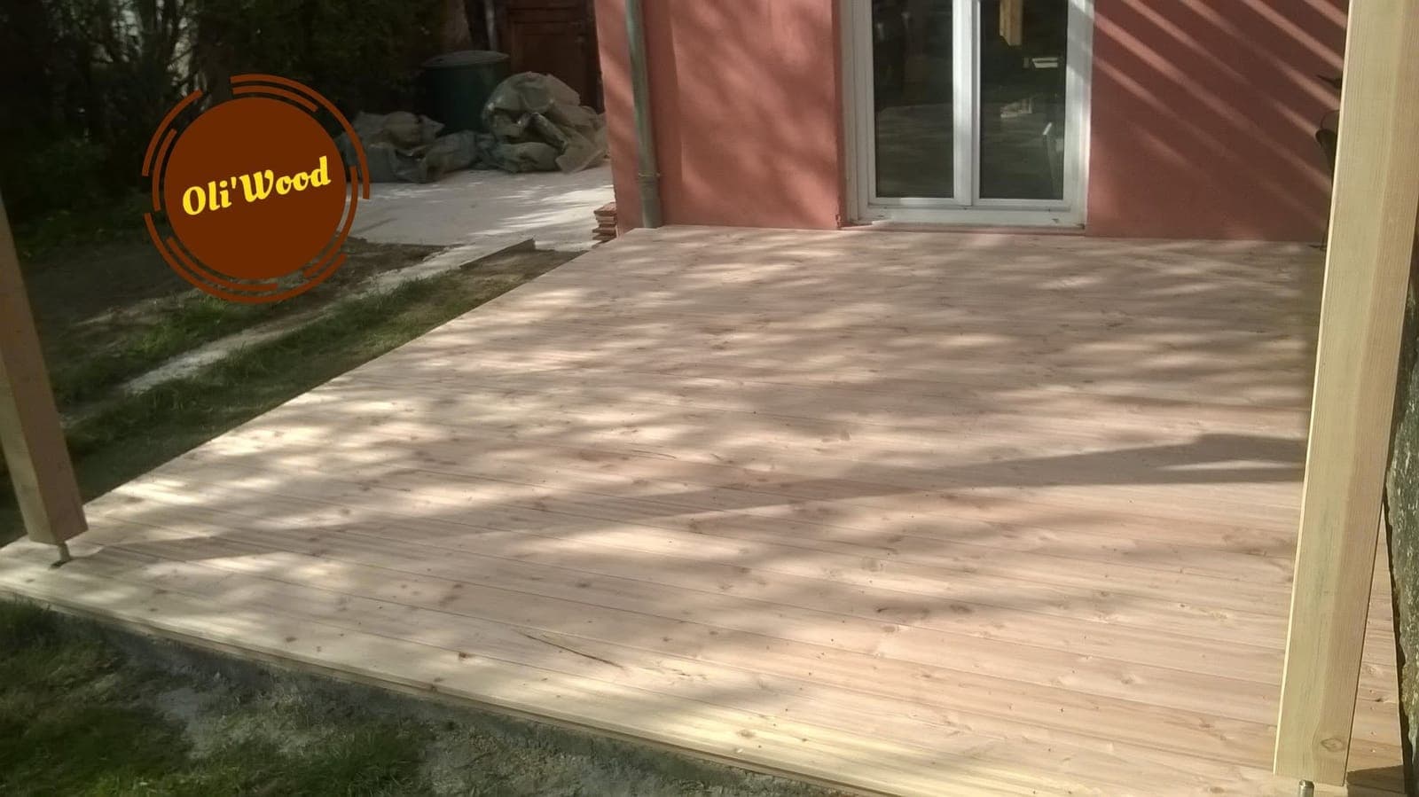 Terrasse bois devant baie vitrée