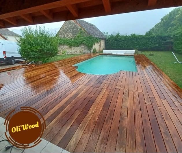 Terrasse de piscine en bois exotique
